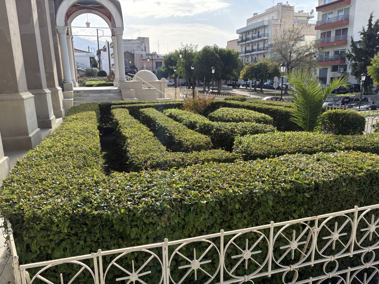 Kleines Labyrinth vor der Kirche